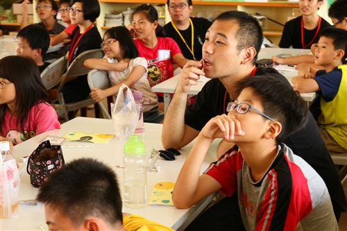 本校實驗劇團下鄉教導小朋友看戲、演戲。