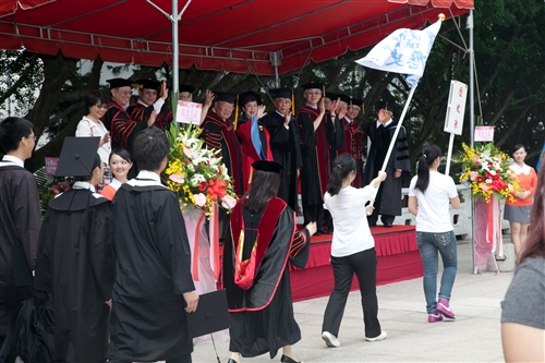 「有品有德　淡江了得」，本校舉行101學年度畢業典禮。