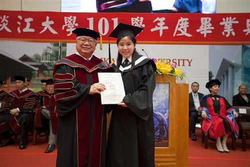 「有品有德　淡江了得」，本校舉行101學年度畢業典禮。