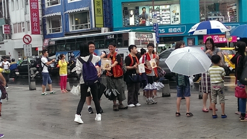 資工系同學協助華山基金會做公益：「順手捐發票、救救癡老人」。