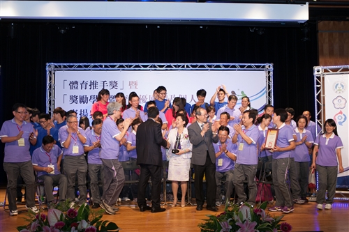 本校榮獲教育部102年度獎勵學校體育「績優學校獎」。