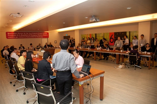 巴拉圭總統佛朗哥伉儷一行17人蒞校參訪盲生資源中心。