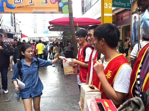 資工系同學協助華山基金會做公益：「順手捐發票、救救癡老人」。