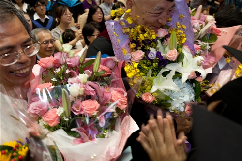 「有品有德　淡江了得」，本校舉行101學年度畢業典禮。