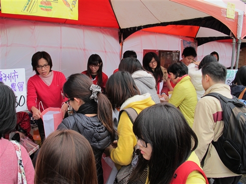 商管學會舉辦校際聯合愛心勸募義賣活動。