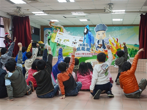 資傳系同學為小學生出版《大道公點龍睛》鄉土故事繪本。