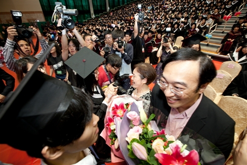 「有品有德　淡江了得」，本校舉行101學年度畢業典禮。