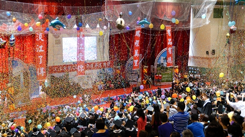 「有品有德　淡江了得」，本校舉行101學年度畢業典禮。