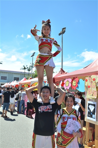 學生會、聯合校友會共同舉辦「102學年度社團招生博覽會」。
