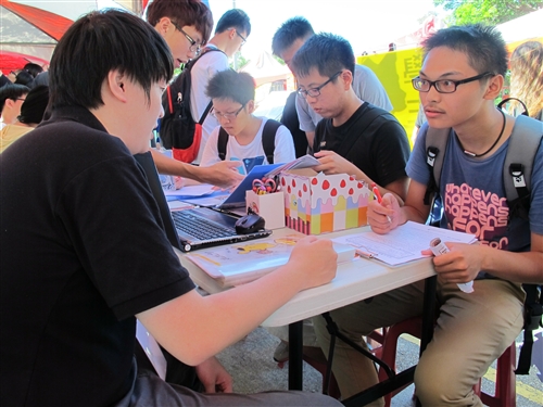 學生會、聯合校友會共同舉辦「102學年度社團招生博覽會」。