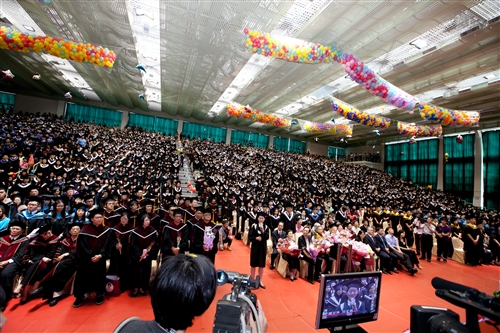 「有品有德　淡江了得」，本校舉行101學年度畢業典禮。