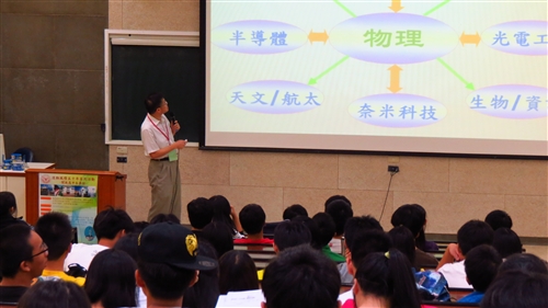 高中生用心、動腦在淡水校園玩科普。