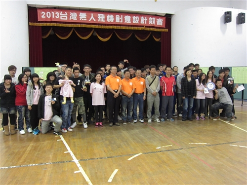 機電系學生參加「臺灣無人飛機創意設計競賽」獲佳績。