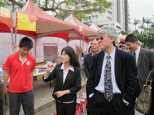 商管學會舉辦校際聯合愛心勸募義賣活動。