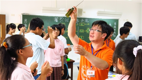 本校行動化學館再度前進高雄推廣化學教育。