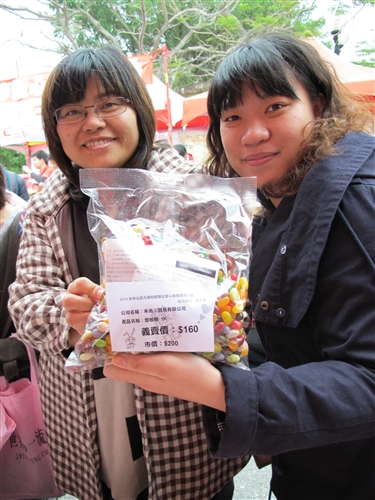 商管學會舉辦校際聯合愛心勸募義賣活動。