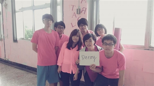 建築系大一設計課教學實習活動：「色彩佔領系館計畫」。