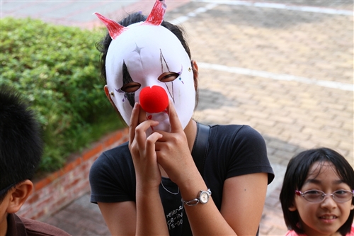 本校實驗劇團下鄉教導小朋友看戲、演戲。