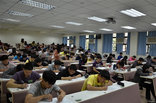 化學系舉辦全國性「2013第八屆鍾靈化學創意競賽」。