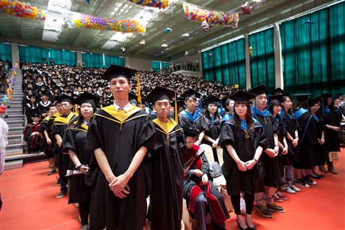 「有品有德　淡江了得」，本校舉行101學年度畢業典禮。