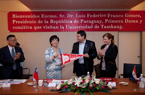 巴拉圭總統佛朗哥伉儷一行17人蒞校參訪盲生資源中心。