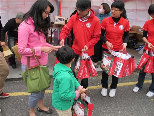 商管學會舉辦校際聯合愛心勸募義賣活動。