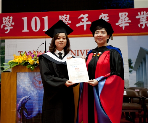 「有品有德　淡江了得」，本校舉行101學年度畢業典禮。