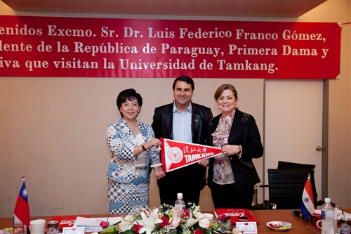 巴拉圭總統佛朗哥伉儷一行17人蒞校參訪盲生資源中心。