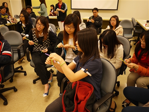 建構魔術、禮儀、自信之間的表演