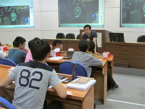 【名人開講】學習與教學中心於4/29(二)邀請伊林娛樂作家、演講家、主持人鄭匡宇，蒞校演講「不要臉，不怕死，這世界就是我的！」