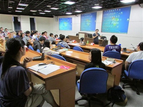 【名人開講】學習與教學中心於4/29(二)邀請伊林娛樂作家、演講家、主持人鄭匡宇，蒞校演講「不要臉，不怕死，這世界就是我的！」