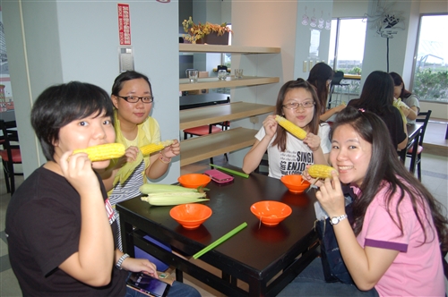 開心農場歡慶收成－看得見的「住宿學院」實質內涵