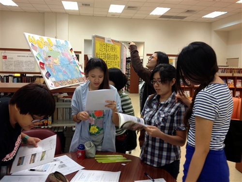 「跨蘭越陽，立足全世界」圖書館大三出國主題書展