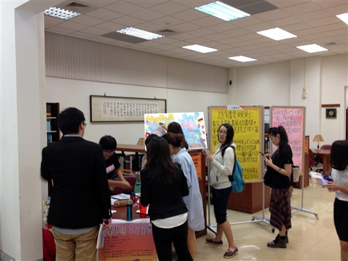 「跨蘭越陽，立足全世界」圖書館大三出國主題書展