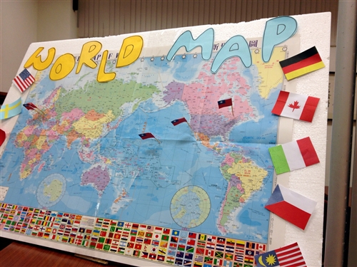 「跨蘭越陽，立足全世界」圖書館大三出國主題書展