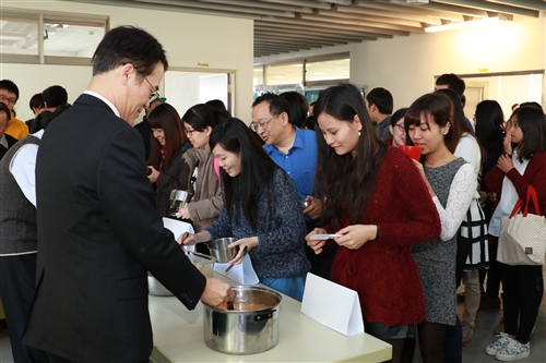 師生同樂吃湯圓