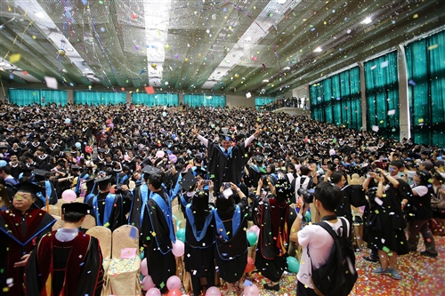 「三環五育 職場享譽」，本校舉行102學年度畢業典禮。