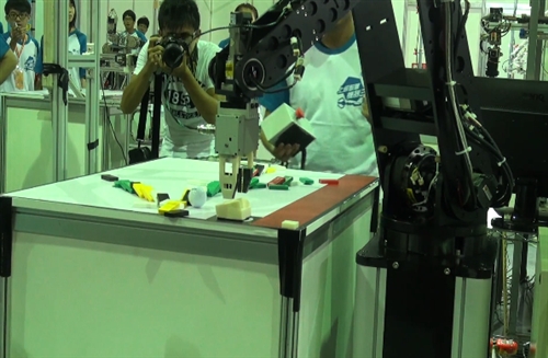 電機系機器手臂再創佳績，勇奪「上銀智慧機器手」總冠軍。