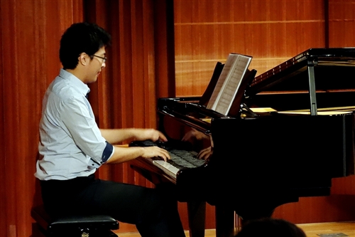 女教職聯誼會合唱團舉辦「淡江花月夜」音樂會。