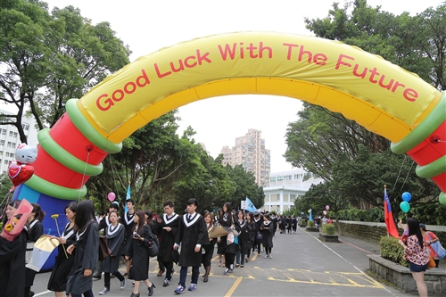 「三環五育 職場享譽」，本校舉行102學年度畢業典禮。