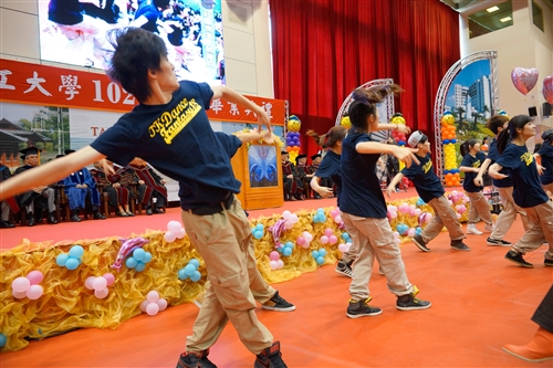 「三環五育 職場享譽」，本校舉行102學年度畢業典禮。