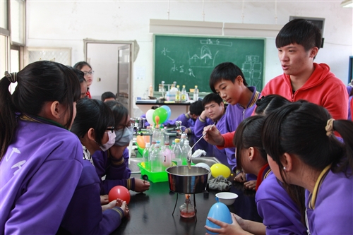 理學院「可見光科學服務隊」寒假下鄉服務。