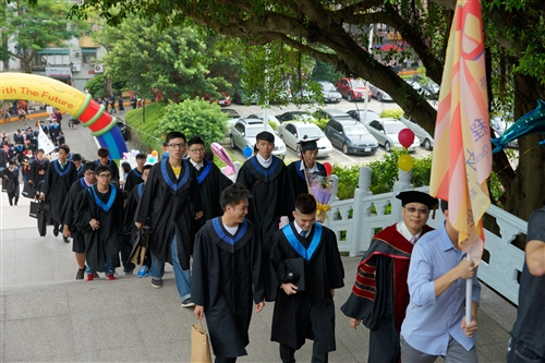 「三環五育 職場享譽」，本校舉行102學年度畢業典禮。