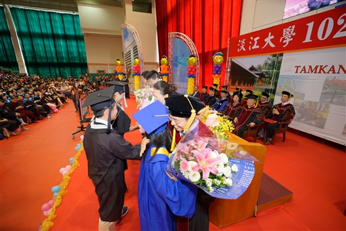 「三環五育 職場享譽」，本校舉行102學年度畢業典禮。