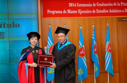 本校舉行第1屆「亞洲研究所數位學習碩士在職專班」畢業典禮。