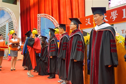 「三環五育 職場享譽」，本校舉行102學年度畢業典禮。