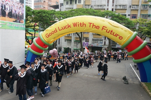 「三環五育 職場享譽」，本校舉行102學年度畢業典禮。