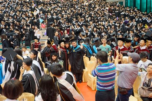 「三環五育 職場享譽」，本校舉行102學年度畢業典禮。