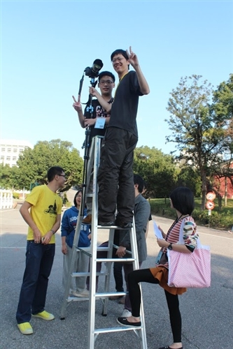 畢業生自製《那一天的身影》MV、《八分之一的青春》微電影共譜回憶。