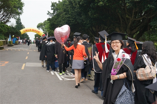 「三環五育 職場享譽」，本校舉行102學年度畢業典禮。